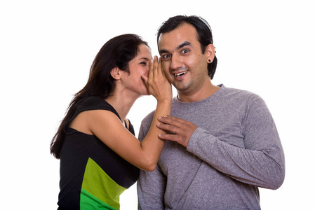 交头接耳幸福的波斯夫妇微笑着交头接耳的男人的女人照片