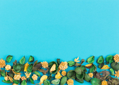作为与副本空间框架干鲜花组成和蓝色背景上的叶子。顶视图，平躺