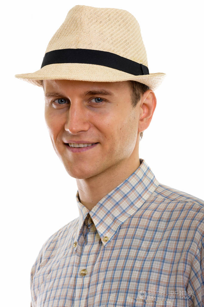 脸上的快乐年轻英俊的男人微笑着戴着顶帽子