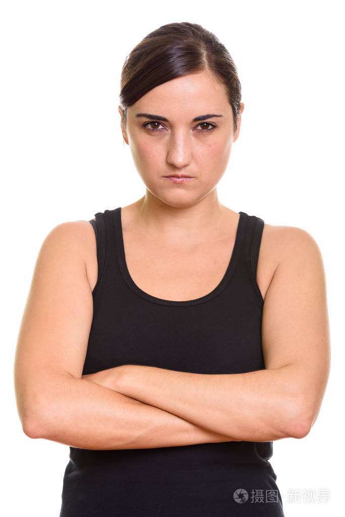 美丽的女人看起来生气,双臂交叉的特写