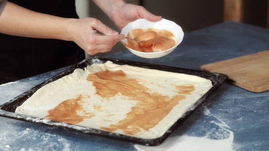 制作匹萨在厨房的厨师图片