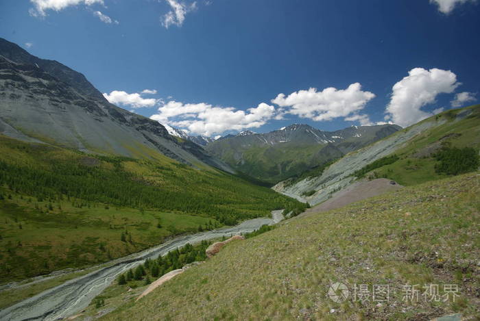 高地, 山峰, 峡谷和山谷.山坡上的石头