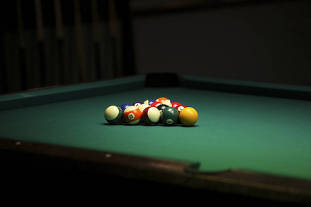 撞球在绿色的台球桌上的撞球照片
