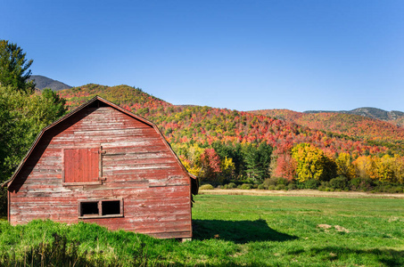 在秋天的山风景旧红谷仓