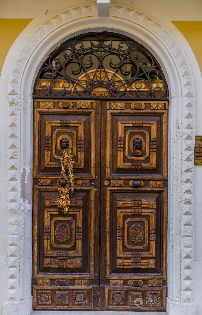 在旧楼旧复古老式外门