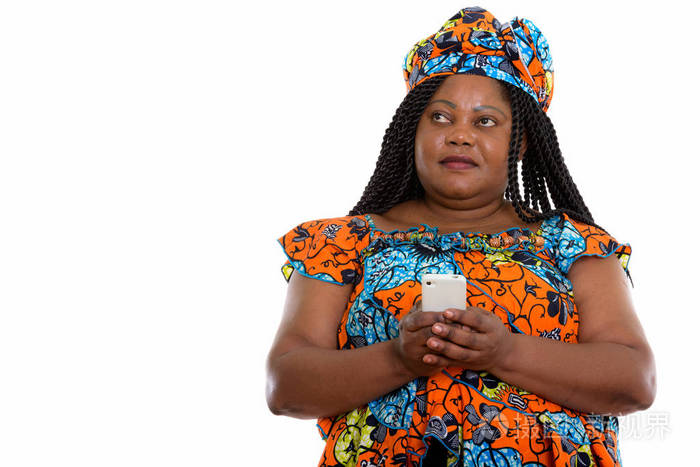 工作室拍摄的胖黑色非洲女人拿着手机和照片-正版商用图片0xpal3-摄图