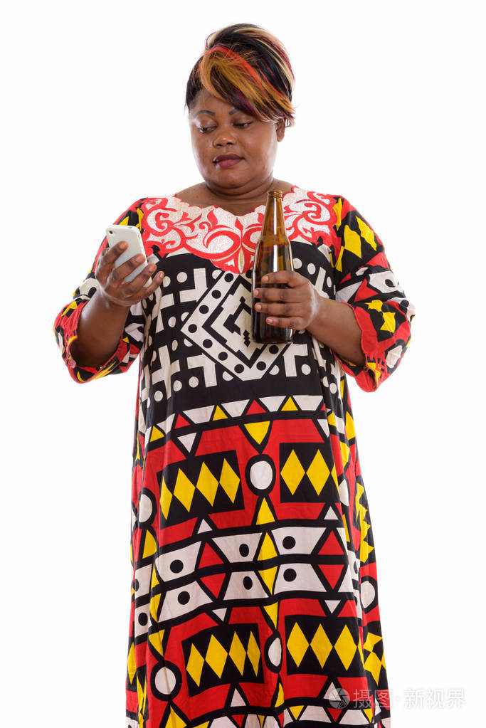 胖非洲女黑人站,使用移动的影棚拍摄