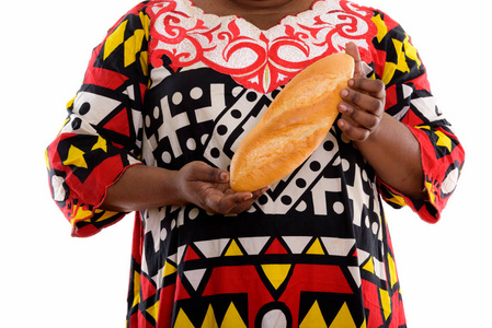 拿着面包的胖黑色非洲女人的影棚拍摄