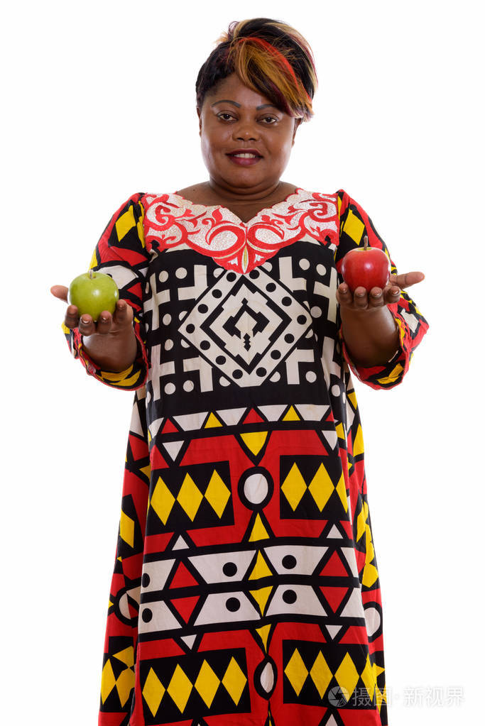 工作室拍摄的快乐胖黑色非洲女人微笑着站