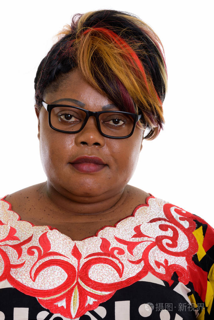 戴眼镜的胖黑色非洲女人的脸