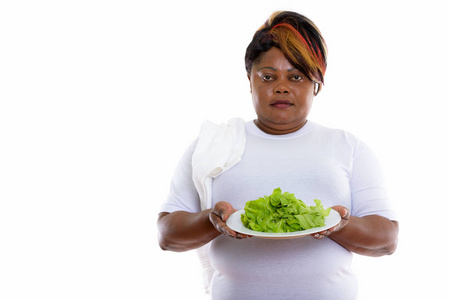 工作室拍摄的胖黑色非洲女人抱着生菜送达