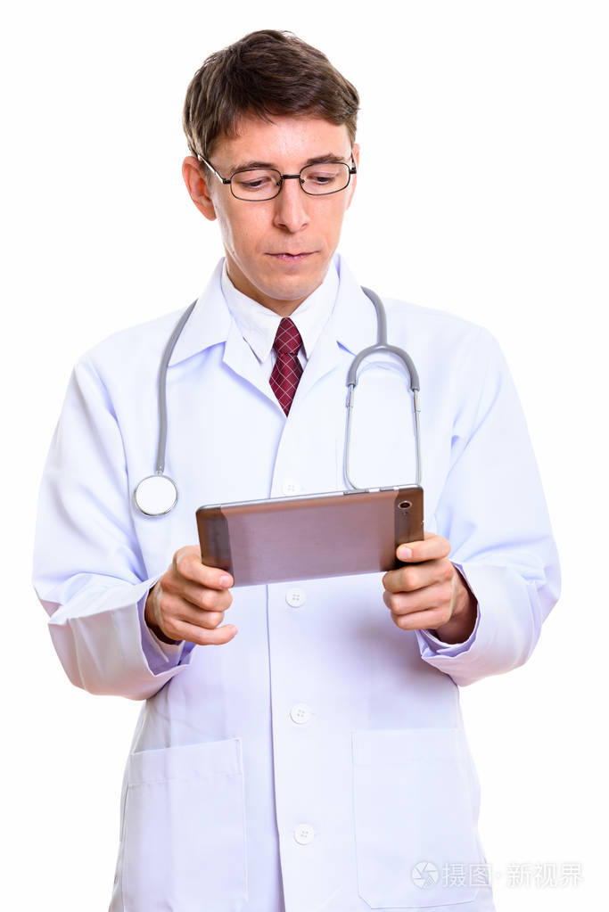 工作室拍摄的男医生使用数字平板电脑