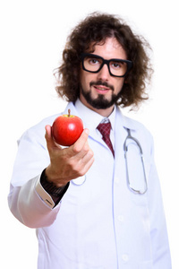 工作室拍摄的帅哥医生在给与焦点 o 的红苹果