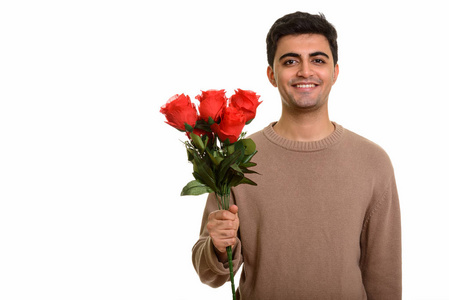 年轻快乐的波斯人控股红玫瑰准备情人节