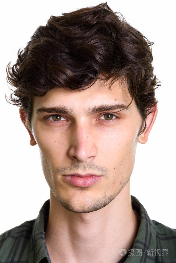 年轻英俊的男人的脸