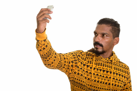年轻的印度裔男子，采取用手机拍照