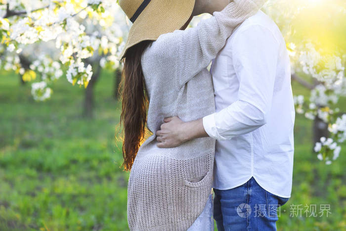 热恋中亲吻和拥抱春天公园里的情侣