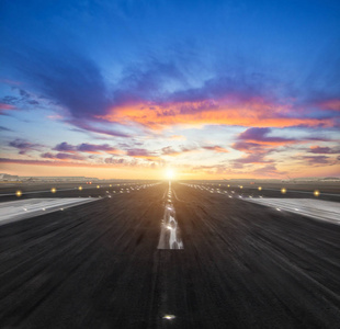 机场跑道在黄昏的夕阳光图片