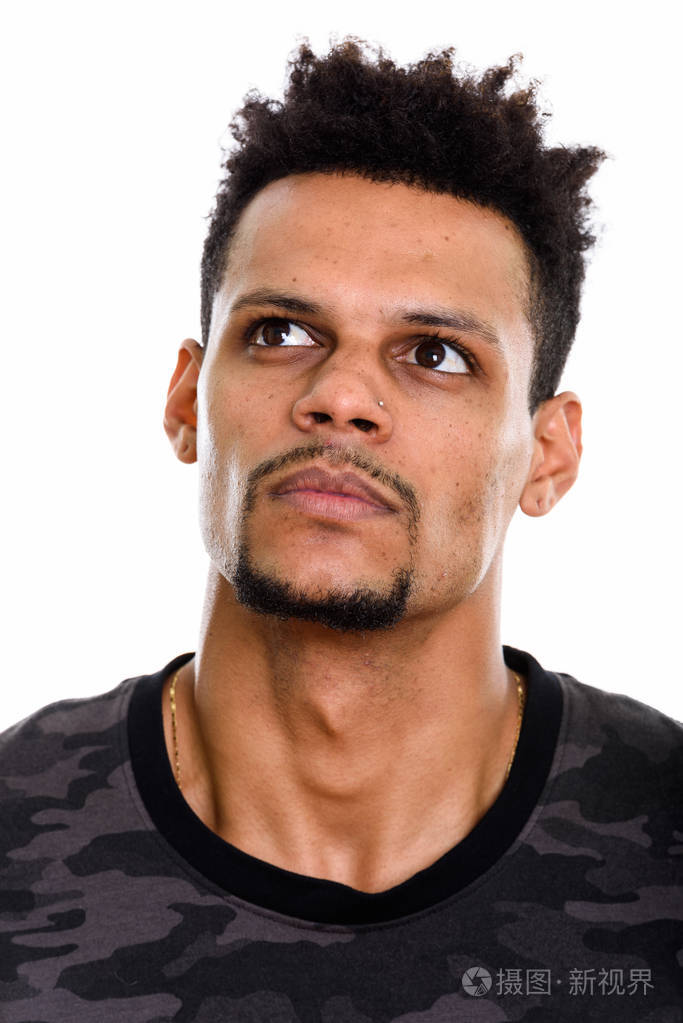 抬头的时候在想非洲年轻人的脸上