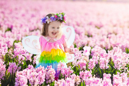 小女孩在玩在花田的仙女装束照片