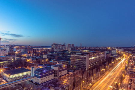 夕阳西下，蓝色小时，夜间灯光的房舍 建筑物后晚上沃罗涅日市