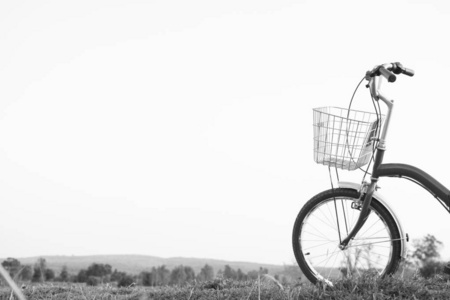草田 概念的旅程 黑色和白色的时髦自行车