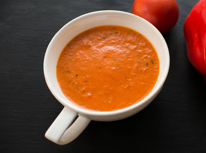 烤的辣椒和黑版的番茄奶油汤