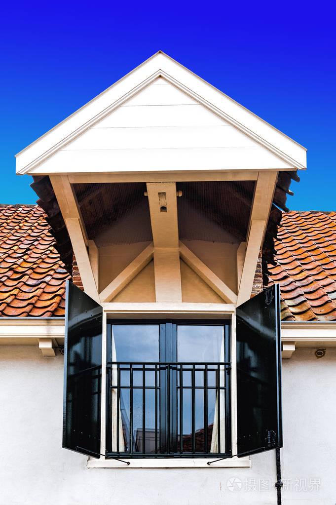在荷兰的房子的屋顶上的天窗