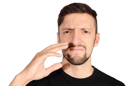 男人捏着鼻子对难闻的气味照片