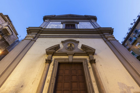 教会在那不勒斯在日落时
