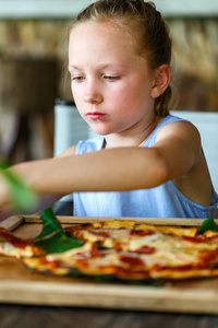 小女孩吃披萨