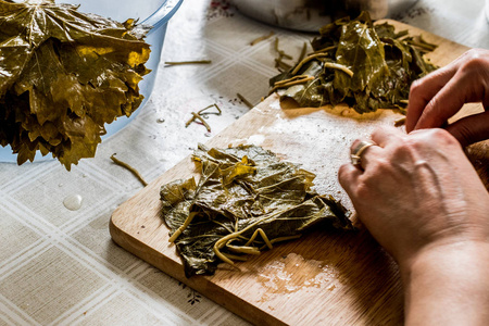 女人包皮葡萄叶片为土耳其卓玛用碎肉