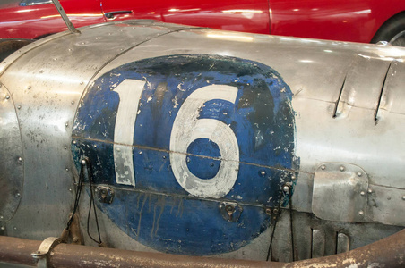 展会展厅内的古老赛车图片