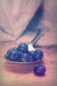 蓝莓和乡村背景上的勺子