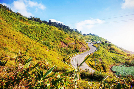 山路与天空