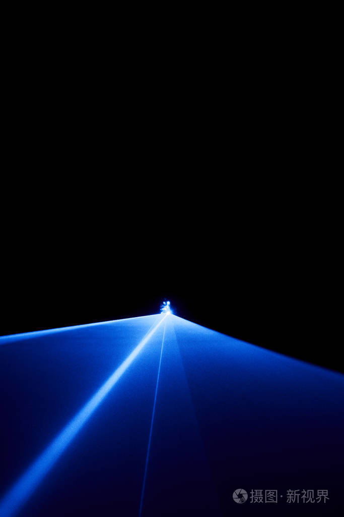 激光束蓝色黑色背景上