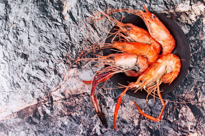 流媒体上的大新鲜虾在石头上服务
