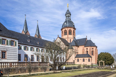 在 Seligenstadt，德国著名的本笃会修道院