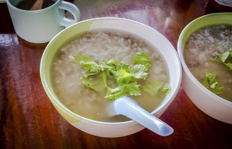 两个碗里食物早餐玉米粥图片