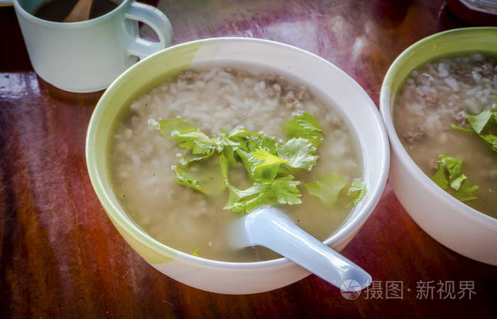 两个碗里食物早餐玉米粥