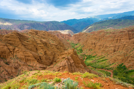 美丽的山景观在风积山，Kyrgyzsta