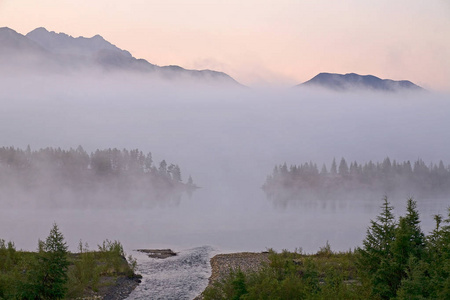 晨雾山湖