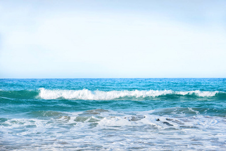 在蔚蓝的大海的波浪