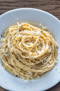 Cacio e 佩佩意大利面配奶酪和辣椒