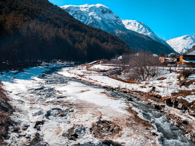 白雪覆盖的山坡