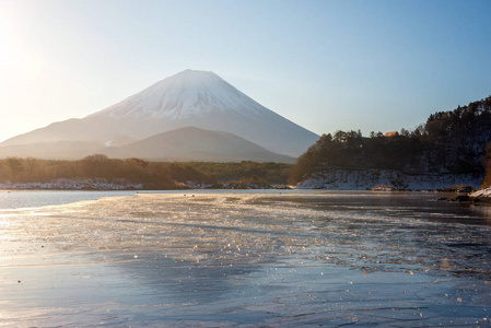 Shojiko 湖和山。富士