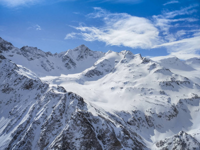 白雪覆盖的山坡