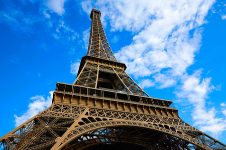 在下蓝蓝的天空法国巴黎的埃菲尔铁塔