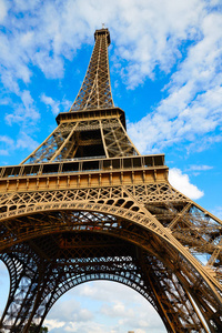在下蓝蓝的天空法国巴黎的埃菲尔铁塔