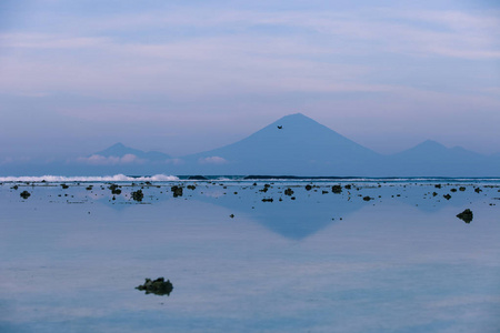 从吉利 Trawangan 阿贡火山在清晨在退潮的看法